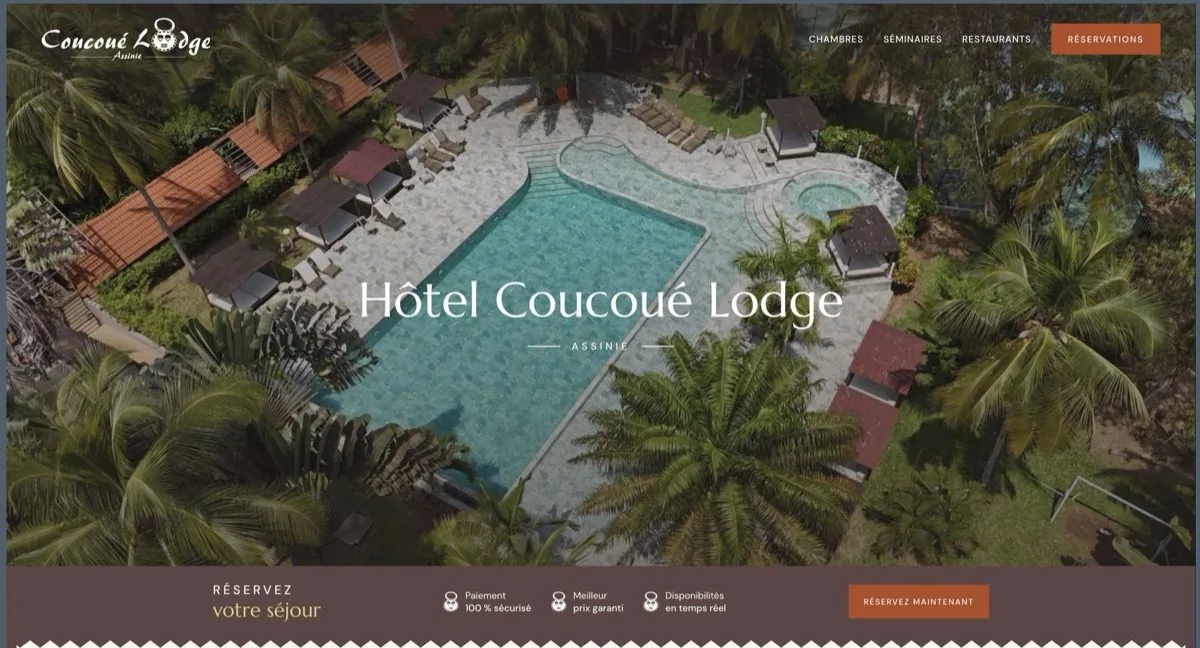 Site internet de l'hôtel Coucoué Lodge à Assinie, réalisé par un développeur web spécialisé tourisme